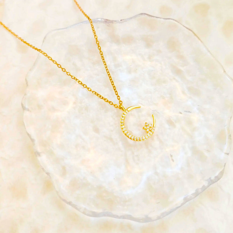 2025 ✨ قلادة نجمة القمر الذهبية🌙